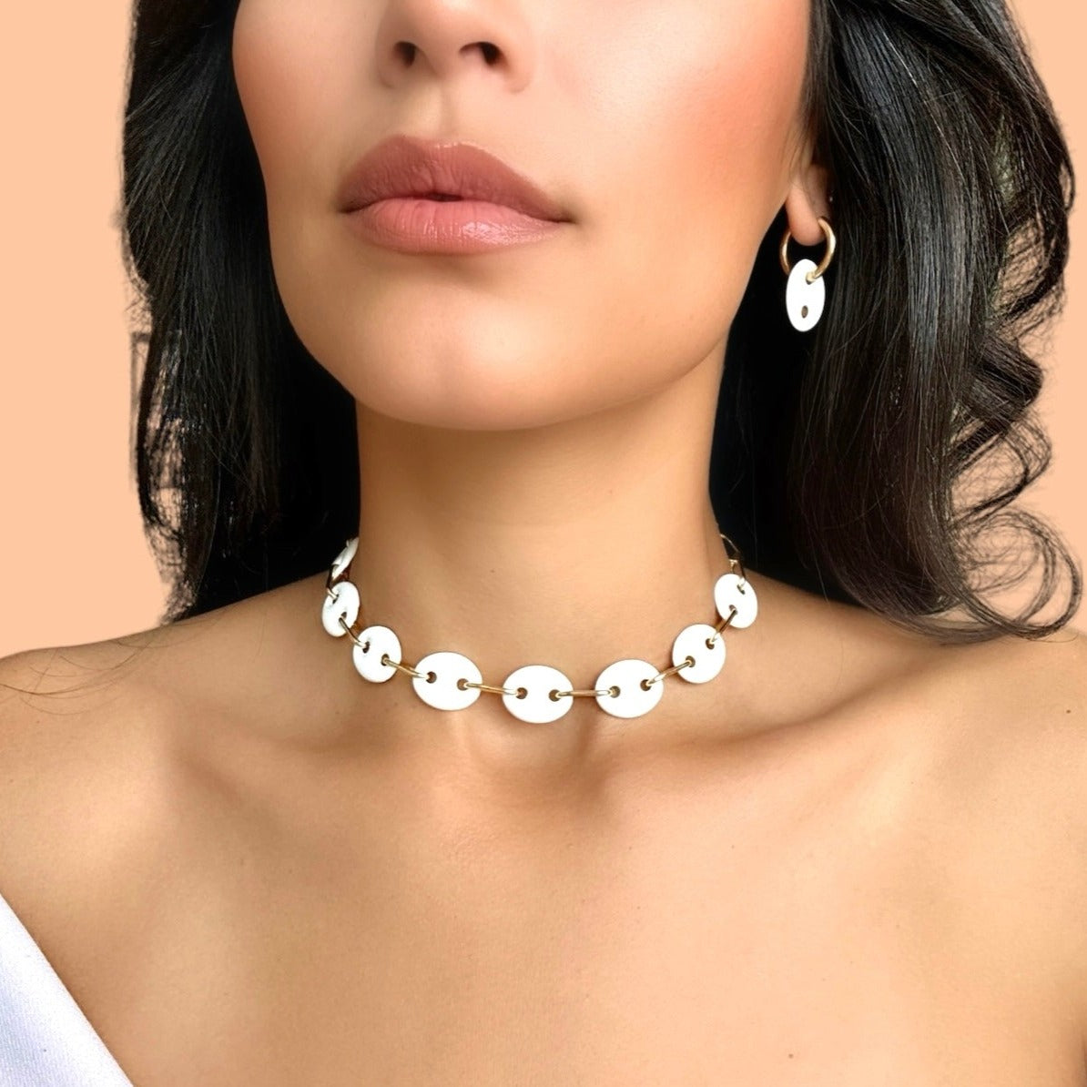 WHITE CHOKER